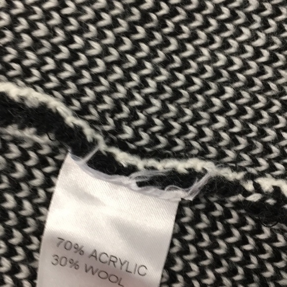 COCOGIO B & W knitted Sweater coat. Vintage. Size Medium. Wool Blend - Picture 8 of 9